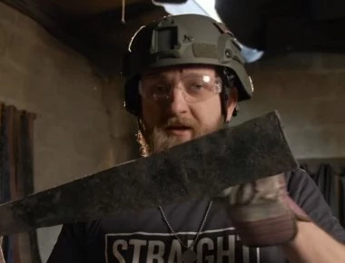 Bίντεο: Άνδρας με ματσέτα επιτίθεται σε αστυνομικούς - Σκοτώνεται από καταιγισμό πυρών